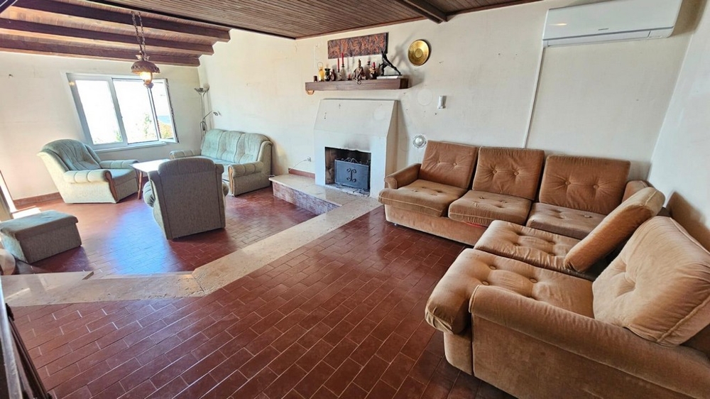 Vardagsrum med öppen spis och sittmöbler