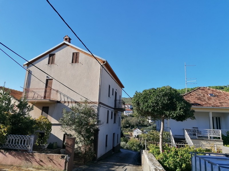 Hus för renovering nära havet till salu på Ugljan i Kroatien.