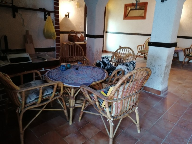 Vardagsrum med rottingmöbler och välvt båge