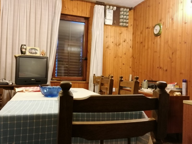 Matsal med träväggar och tv