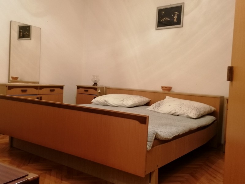 Sovrum med dubbelsäng och byrå