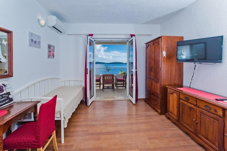 Vardagsrum med utgång till terrassen och havsutsikt