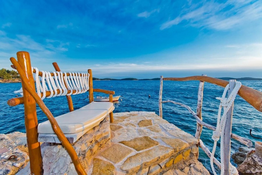 Bänk direkt vid havet med utsikt över Adriatiska havet
