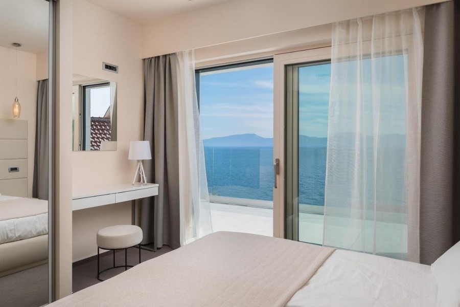 Sovrum med dubbelsäng och havsutsikt nära Makarska