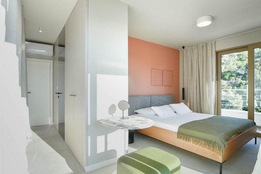 Sovrum med dubbelsäng och balkong