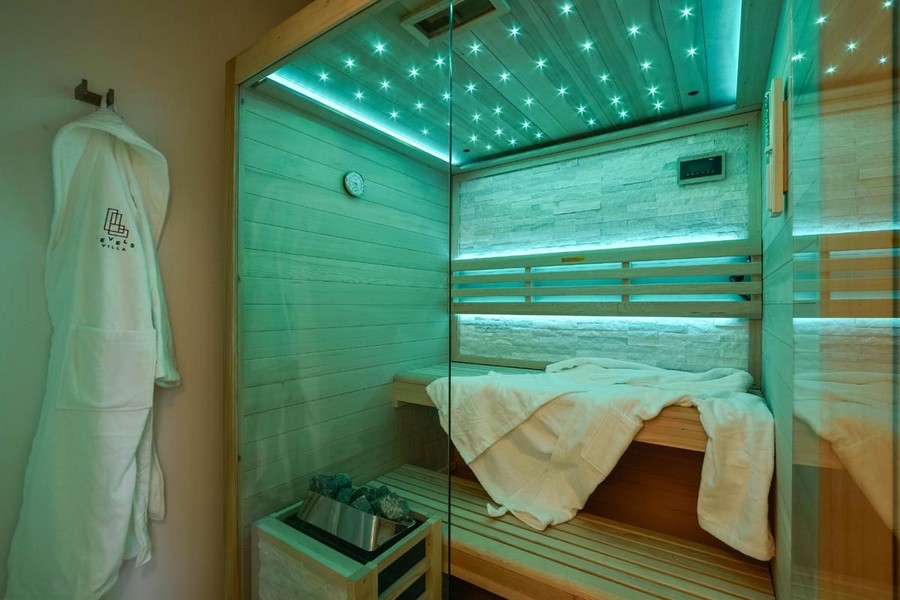 Bastu med LED-belysning och trämöbler