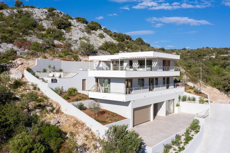 Modern villa i Dalmatien med terrass och havsutsikt