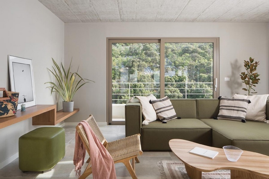 Modernt inrett vardagsrum med soffa och stora fönster