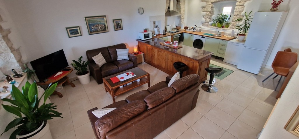 Vardagsrum med soffa och pentry