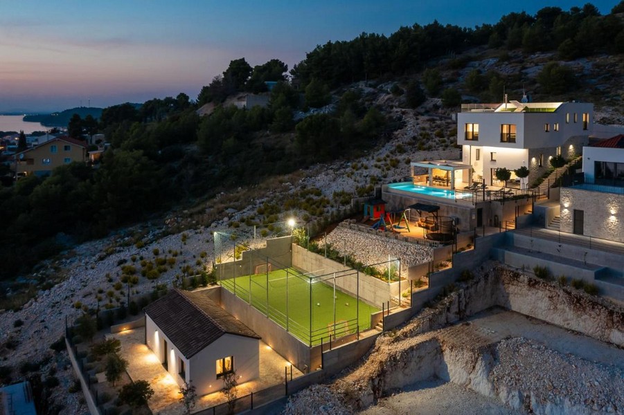 Modern lyxvilla med fotbollsplan till salu i Kroatien.