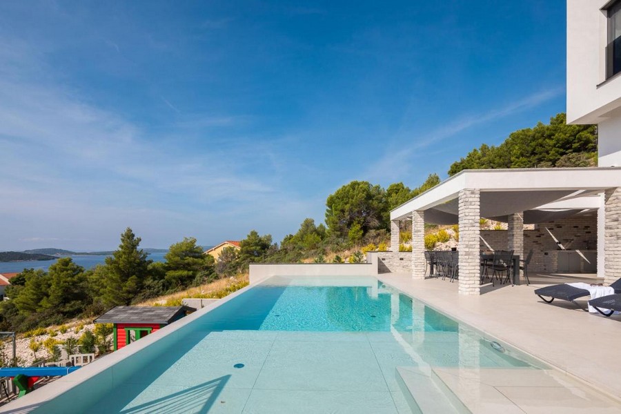 Villa i Kroatien med infinitypool och havsutsikt