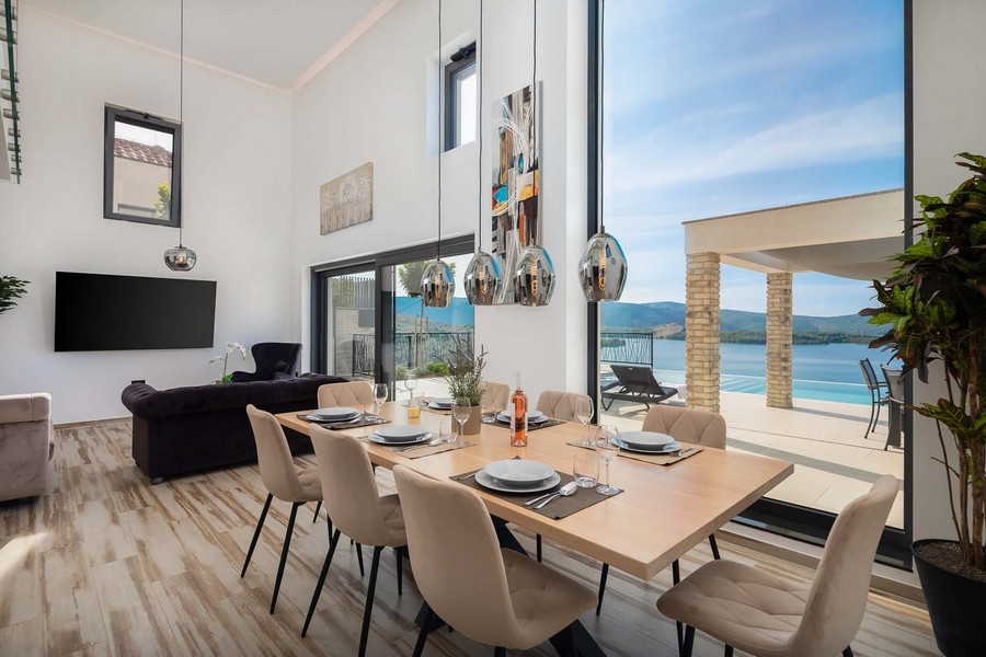 Matplats med stor glasfront och havsutsikt
