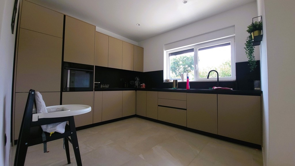 Modernt kök med gott om förvaringsutrymme