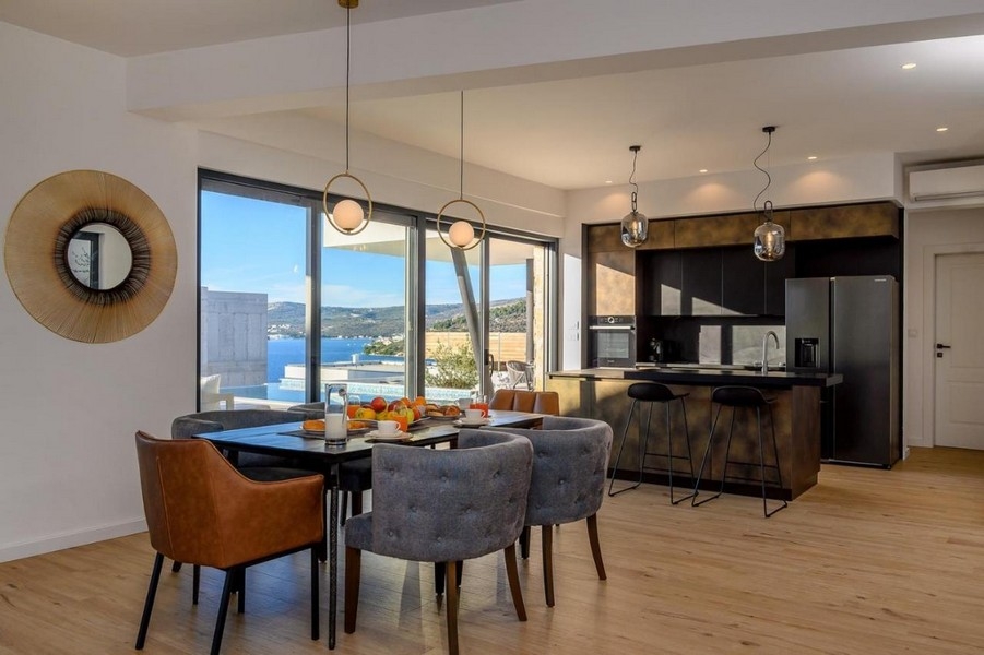 Matplats bredvid köket med utsikt över poolen och havet