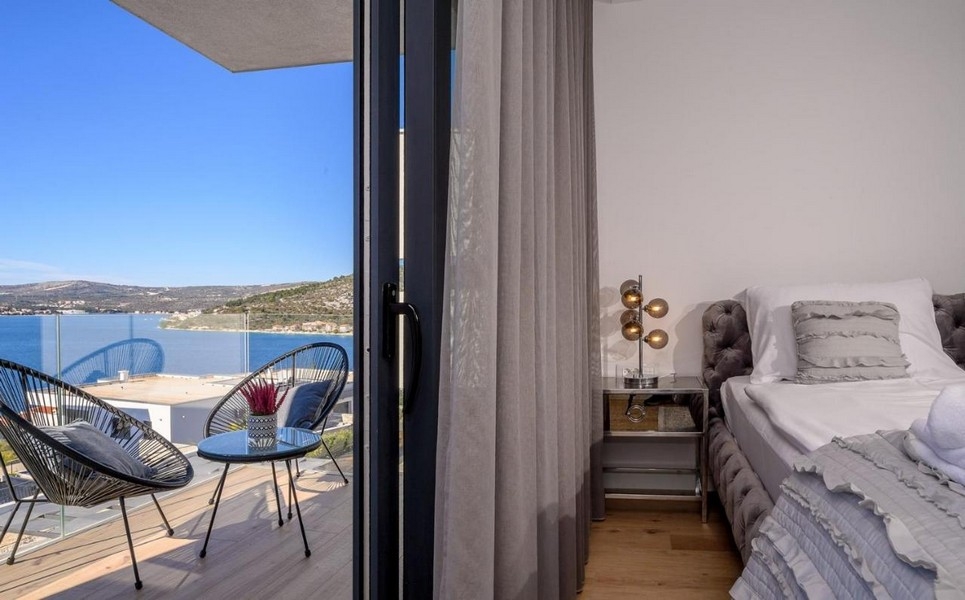Sovrum med balkong och havsutsikt