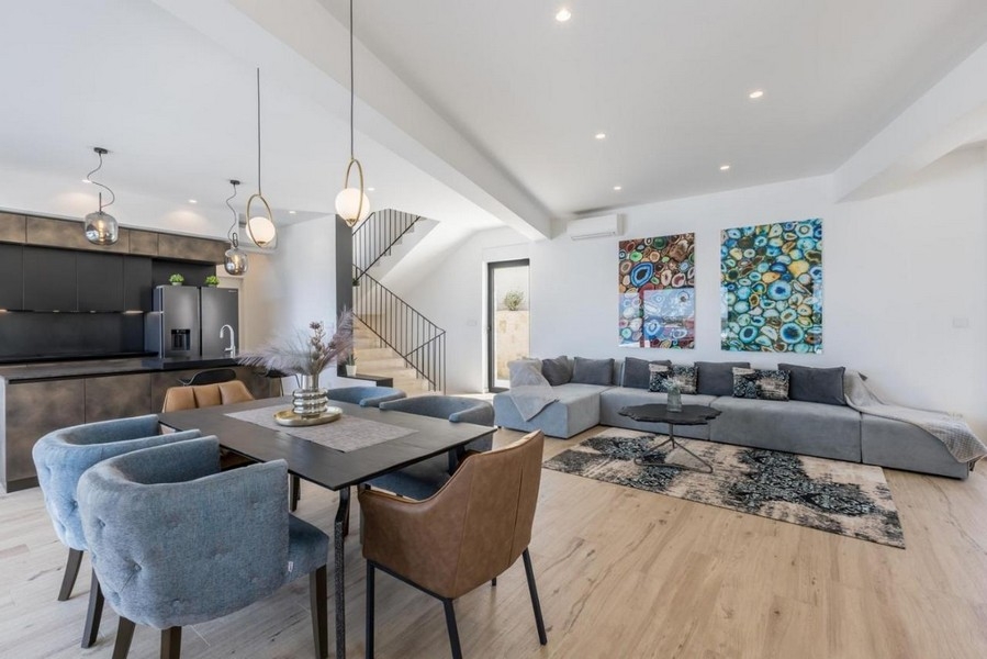 Matplats och vardagsrum med tillgång till kök