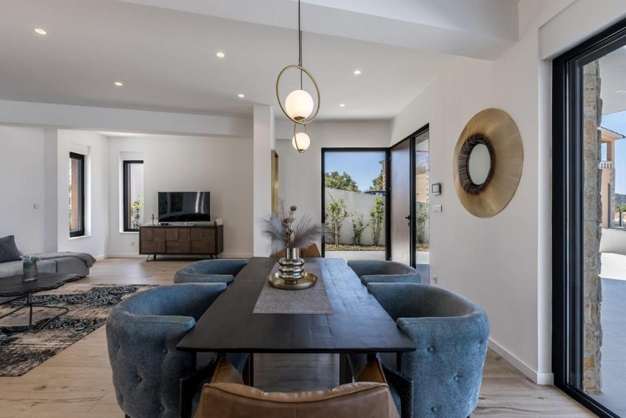 Matsal med direkt tillgång till terrassen