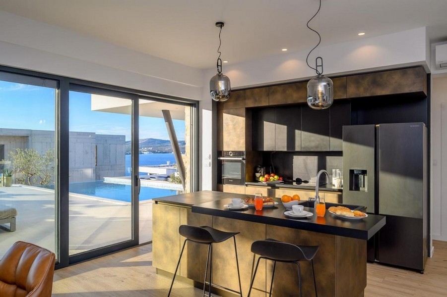 Modernt kök med ö- och havsutsikt