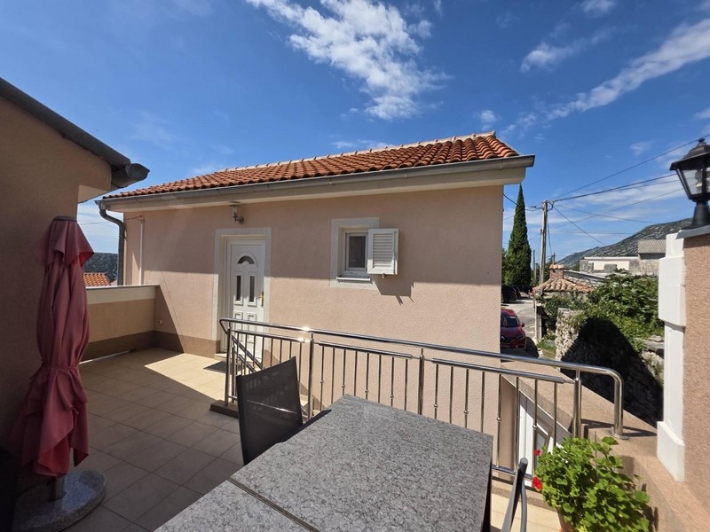 Hus till salu i ett lugnt läge nära Crikvenica i staden Grizane.