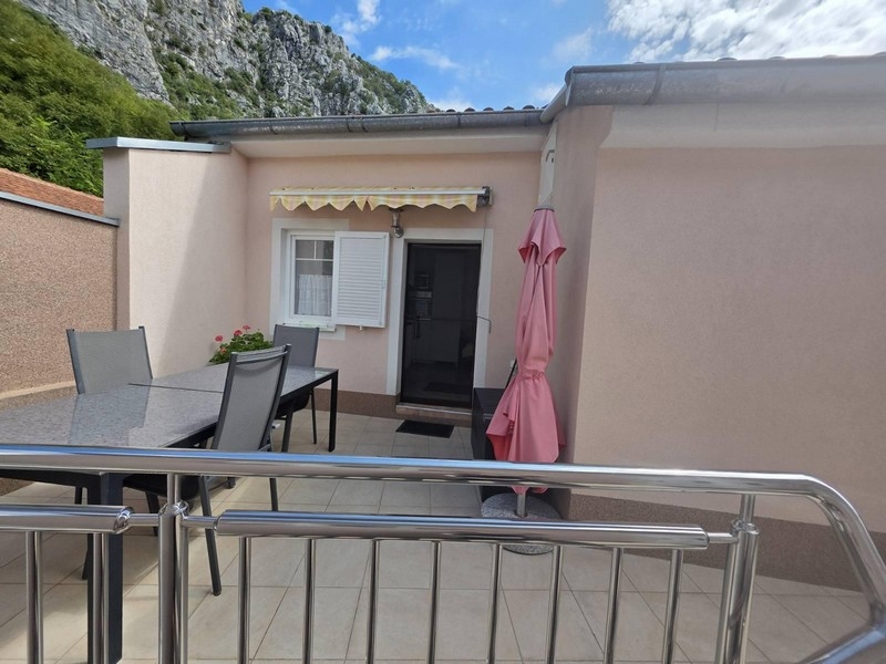 Terrass med markis, sittgrupp och parasoll