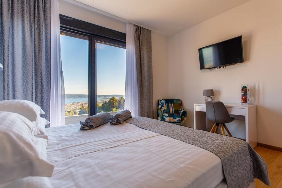 Gästrum med dubbelsäng, skrivbord och TV