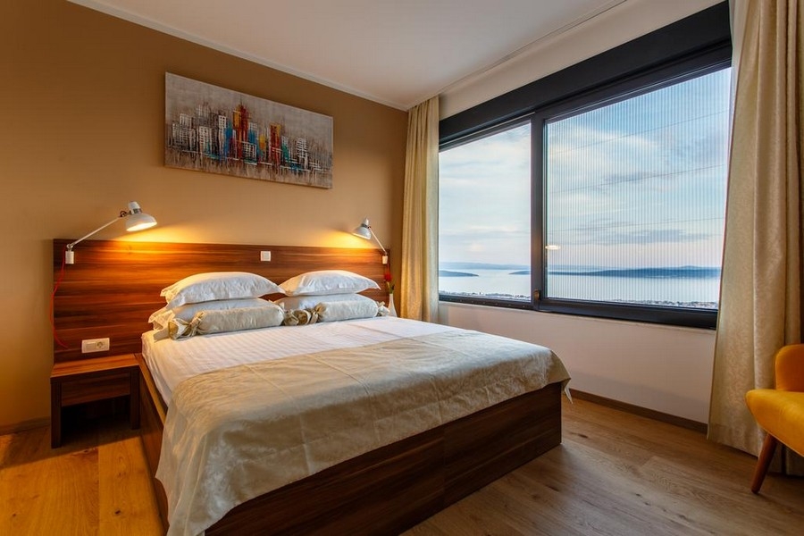 Sovrum med dubbelsäng och vidsträckt utsikt över Adriatiska havet