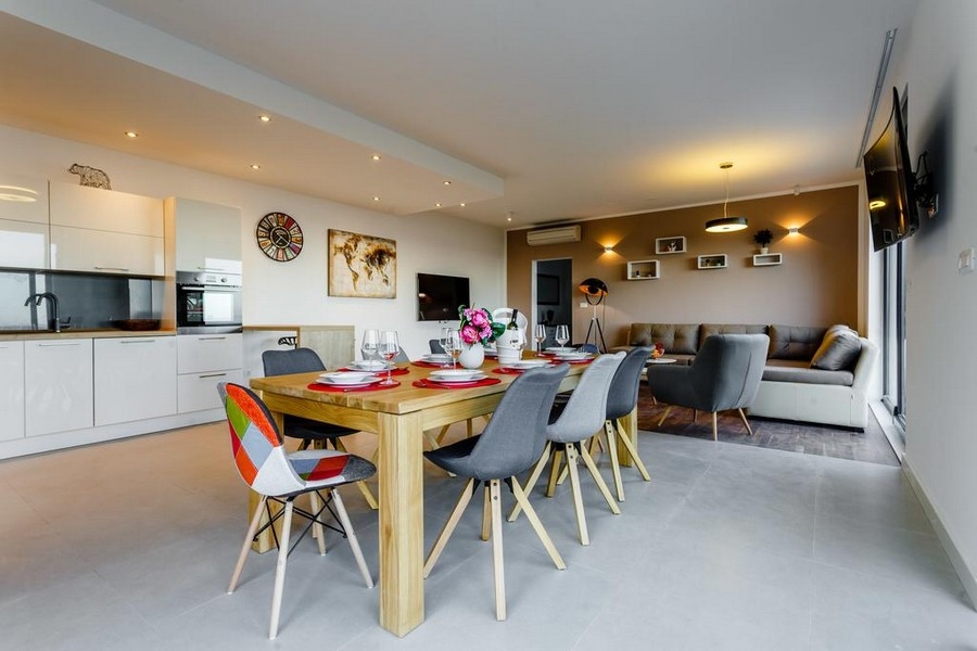 Öppet vardagsrum och matplats med modernt kök