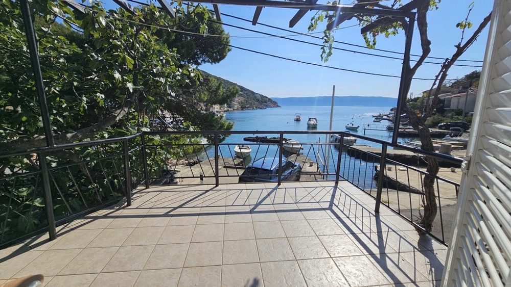 Terrass med panoramautsikt över havet av fastighet H3673 nära Senj, Kvarnerbukten i Kroatien.