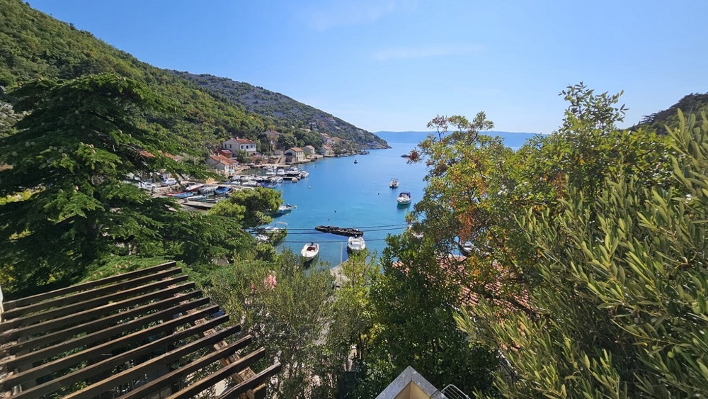 Havsutsikt från övervåningen på fastighet H3673 i Kroatien.