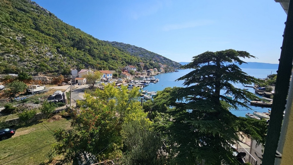 Utsikt över bukten med hamn och båtar söder om Senj