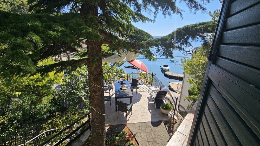 Terrass med sittgrupp och havsutsikt