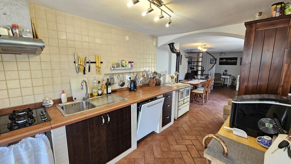 Kök med matplats och tillgång till vardagsrummet