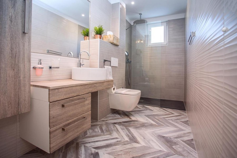 Modernt badrum med dusch och handfat