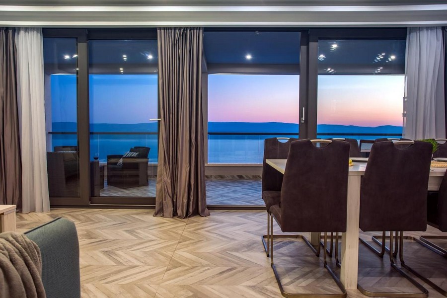 Matplats med havsutsikt genom stora fönster