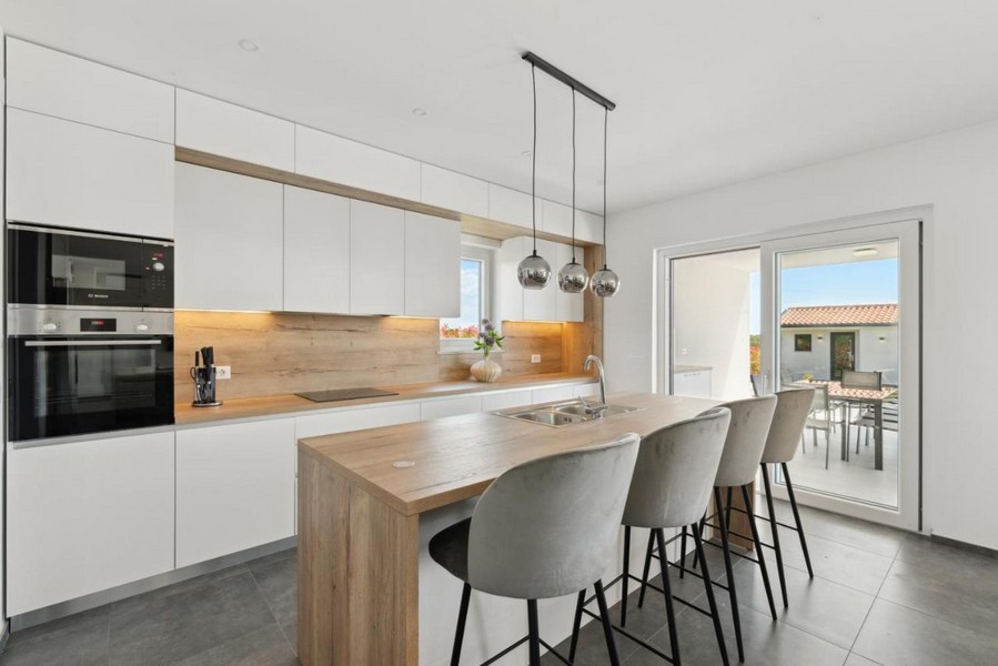 Modernt kök med ö och barstolar