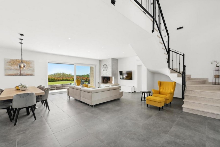 Öppet vardagsrum och matplats med trappa