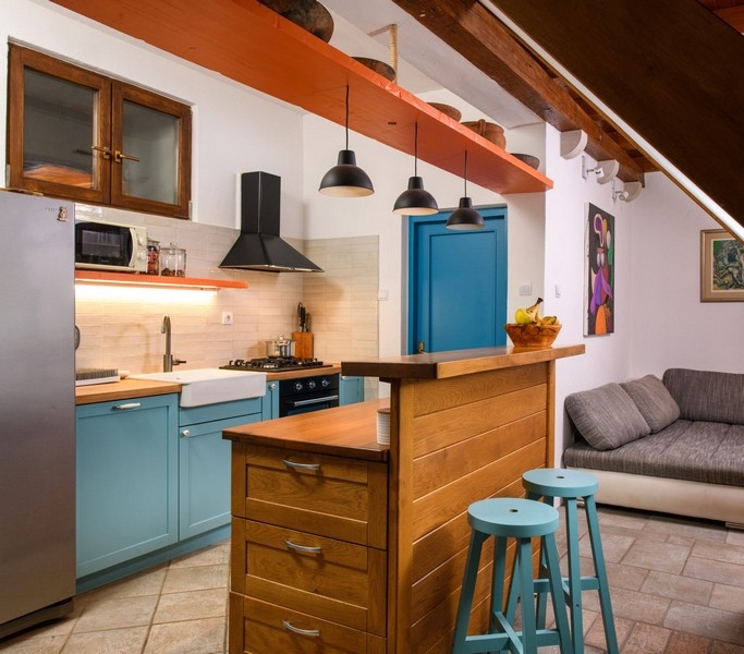 Modernt kök med trädetaljer och bardisk