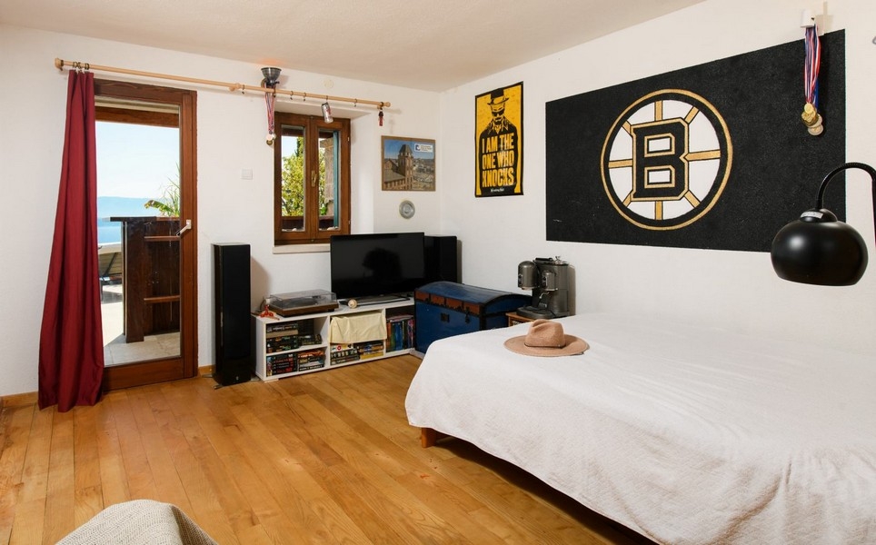 Sovrum med utgång till terrassen och havsutsikt