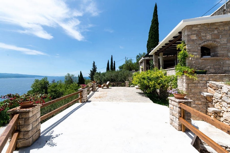 Stor uteservering med utsikt över havet och naturen