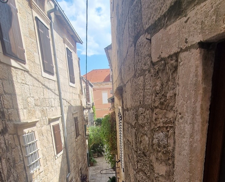 Smal gränd med traditionella stenhus