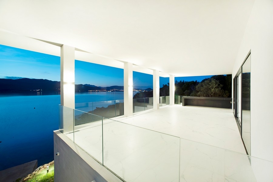 Lyxig villa på klippor med modern arkitektur och havsutsikt