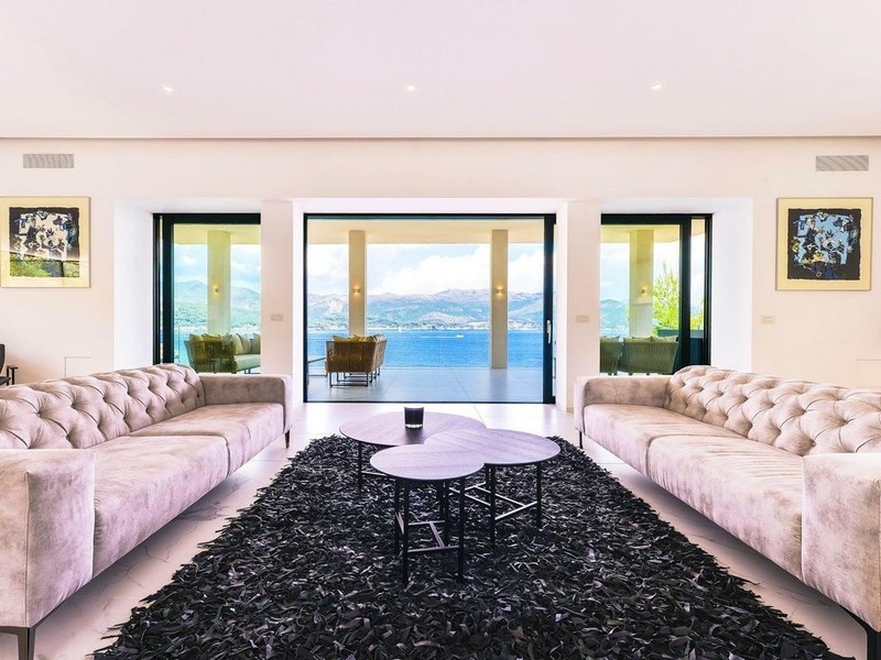 Vardagsrum med utsikt över den täckta terrassen och havet