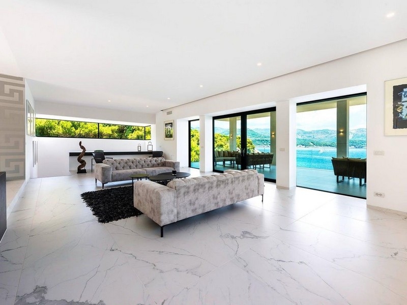 Vardagsrum med panoramafönster och utgång till terrassen