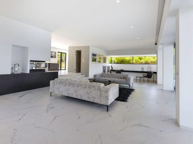 Vardagsrum med utsikt över den täckta terrassen och havet