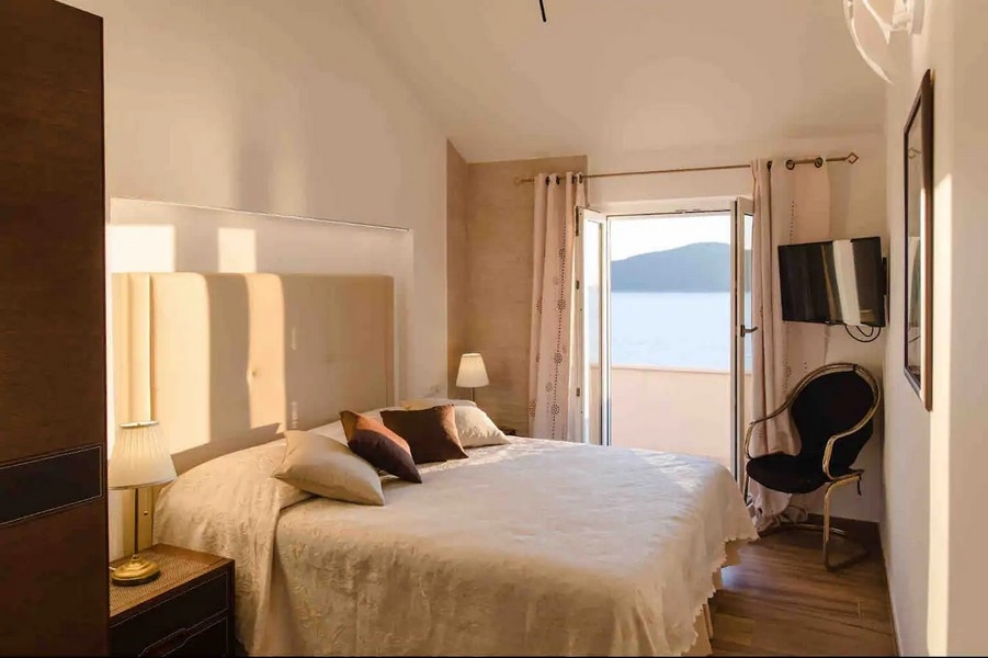 Sovrum med dubbelsäng, balkong och havsutsikt