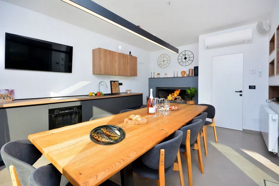 Matplats med stort träbord och innertrappa