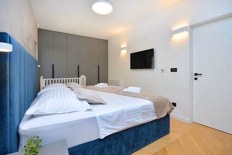 Ljust sovrum med dubbelsäng och inbyggd garderob