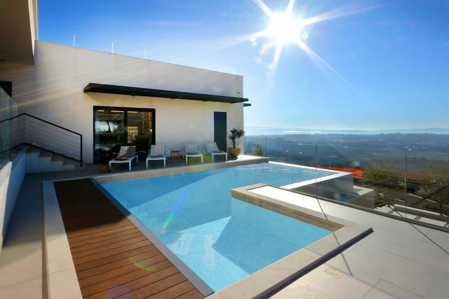 Pool i lyxvillan H3682 i Kroatien.