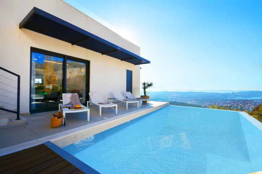 Modern villa med infinitypool och utsikt över Split
