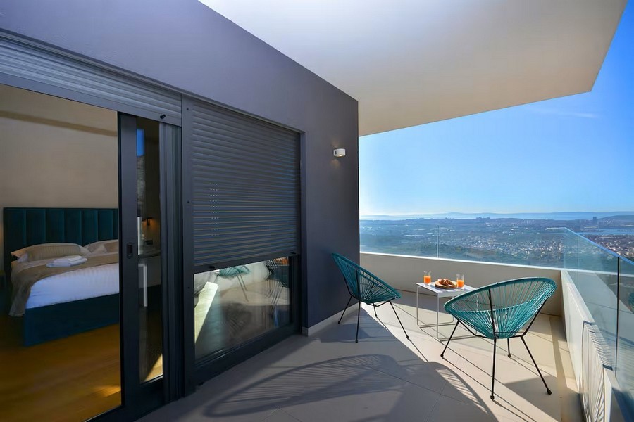 Sovrum med terrass och panoramautsikt över staden och havet